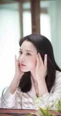 白皙姣好五官甜美紧致的北京女生彭小苒练瑜伽图片
