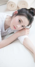 白皙姣好五官甜美紧致的北京女生彭小苒练瑜伽图片