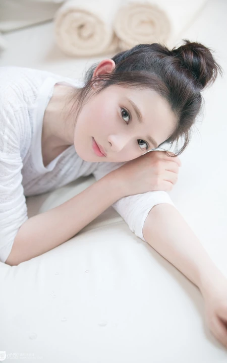 白皙姣好五官甜美紧致的北京女生彭小苒练瑜伽图片