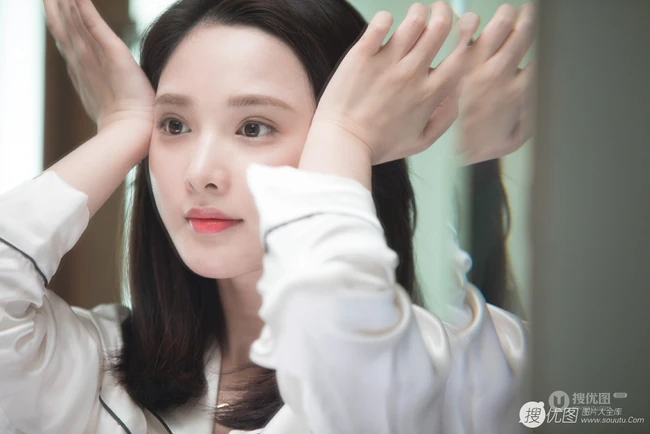白皙姣好五官甜美紧致的北京女生彭小苒练瑜伽图片