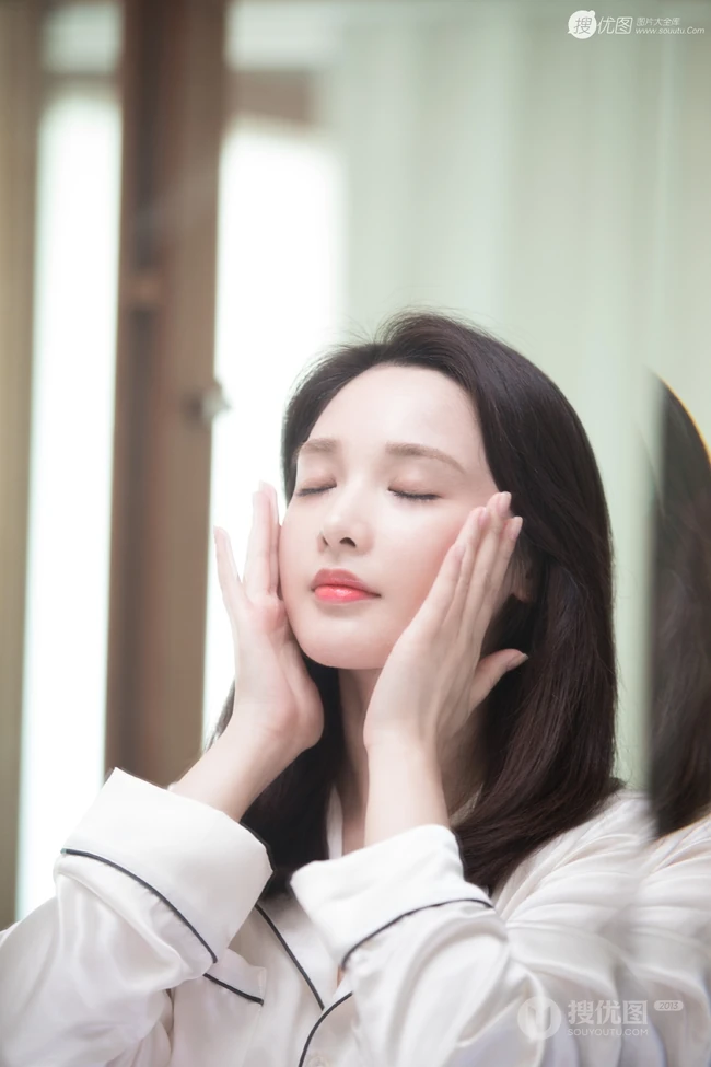 白皙姣好五官甜美紧致的北京女生彭小苒练瑜伽图片