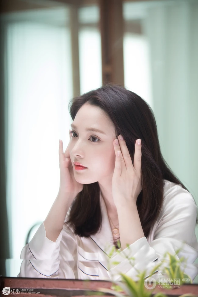 白皙姣好五官甜美紧致的北京女生彭小苒练瑜伽图片