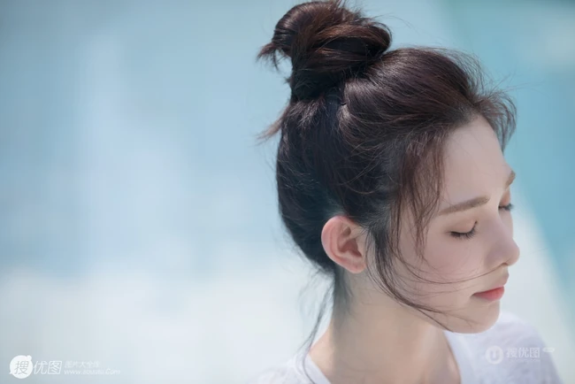 白皙姣好五官甜美紧致的北京女生彭小苒练瑜伽图片