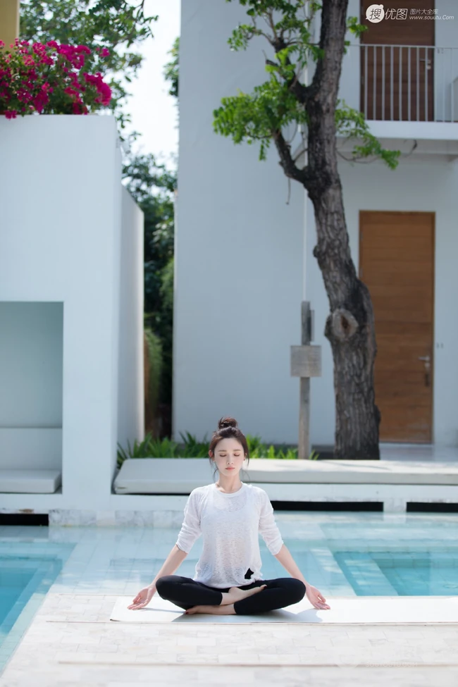 白皙姣好五官甜美紧致的北京女生彭小苒练瑜伽图片