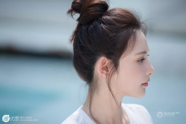 白皙姣好五官甜美紧致的北京女生彭小苒练瑜伽图片