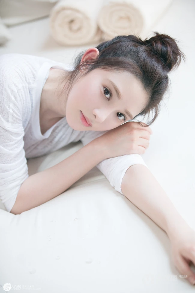 白皙姣好五官甜美紧致的北京女生彭小苒练瑜伽图片
