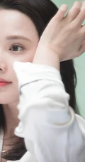 白皙姣好五官甜美紧致的北京女生彭小苒练瑜伽图片