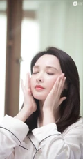 白皙姣好五官甜美紧致的北京女生彭小苒练瑜伽图片