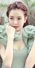 种丹妮编发发型搭配气质低领装现身斑驳铁门前美拍照片