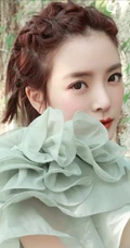 种丹妮编发发型搭配气质低领装现身斑驳铁门前美拍照片