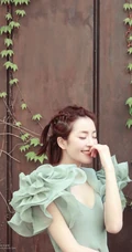 种丹妮编发发型搭配气质低领装现身斑驳铁门前美拍照片