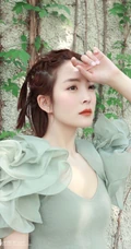 种丹妮编发发型搭配气质低领装现身斑驳铁门前美拍照片