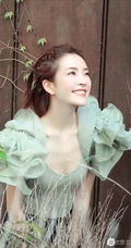 种丹妮编发发型搭配气质低领装现身斑驳铁门前美拍照片