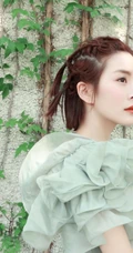 种丹妮编发发型搭配气质低领装现身斑驳铁门前美拍照片