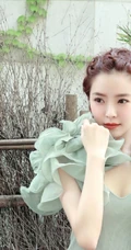种丹妮编发发型搭配气质低领装现身斑驳铁门前美拍照片