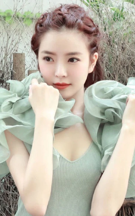 种丹妮编发发型搭配气质低领装现身斑驳铁门前美拍照片