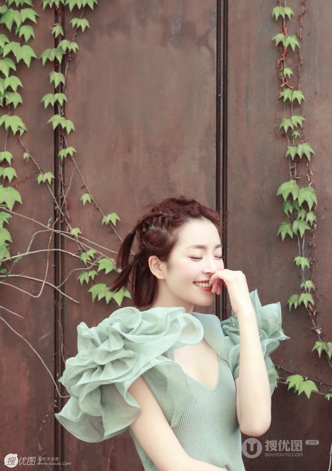 种丹妮编发发型搭配气质低领装现身斑驳铁门前美拍照片