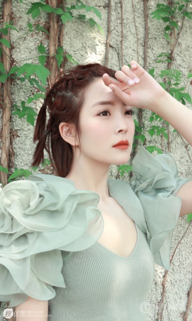 种丹妮编发发型搭配气质低领装现身斑驳铁门前美拍照片