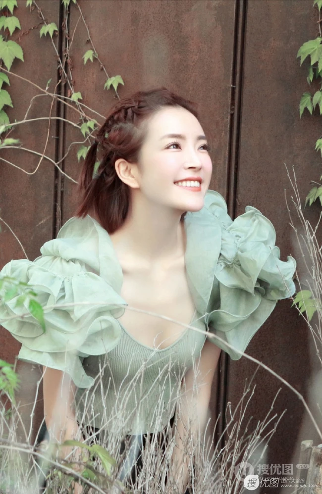 种丹妮编发发型搭配气质低领装现身斑驳铁门前美拍照片