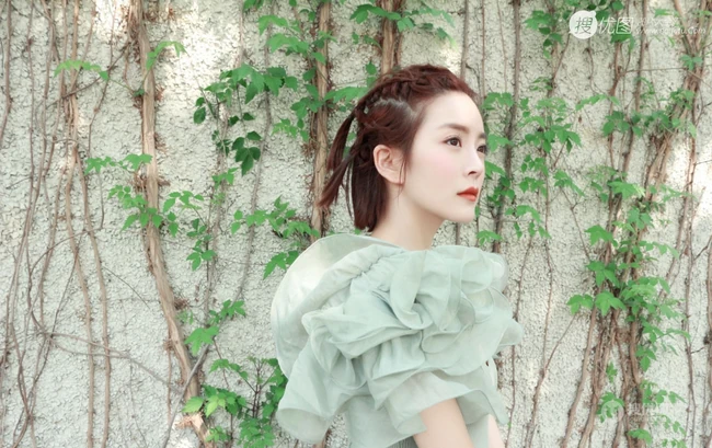 种丹妮编发发型搭配气质低领装现身斑驳铁门前美拍照片