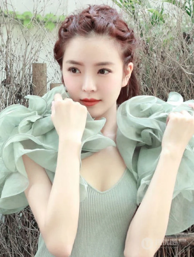 种丹妮编发发型搭配气质低领装现身斑驳铁门前美拍照片