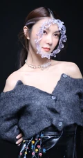 薛凯琪微博晒&ldquo;魔镜&rdquo;发箍搭配露肩装个性另类写真图片