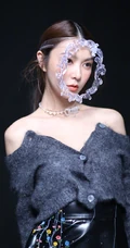 薛凯琪微博晒&ldquo;魔镜&rdquo;发箍搭配露肩装个性另类写真图片