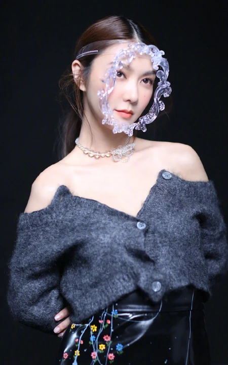 薛凯琪微博晒&ldquo;魔镜&rdquo;发箍搭配露肩装个性另类写真图片