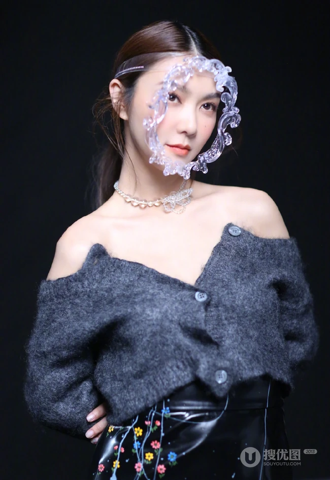 薛凯琪微博晒&ldquo;魔镜&rdquo;发箍搭配露肩装个性另类写真图片