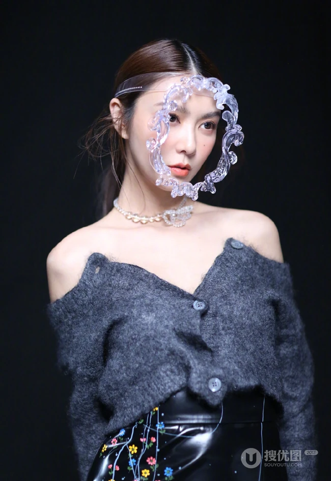 薛凯琪微博晒&ldquo;魔镜&rdquo;发箍搭配露肩装个性另类写真图片