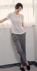 全智贤简洁干练居家穿搭写真图片，尽显成知性人独特气质