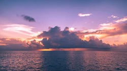 海上夕阳映彩霞，超唯美的海上彩霞高清桌面壁纸
