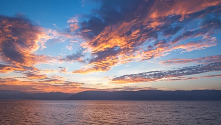 海上夕阳映彩霞，超唯美的海上彩霞高清桌面壁纸