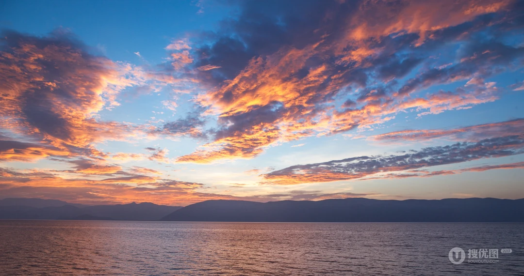 海上夕阳映彩霞，超唯美的海上彩霞高清桌面壁纸
