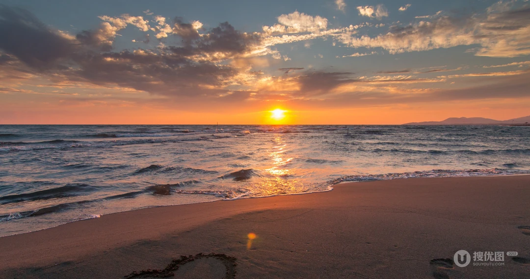 海上夕阳映彩霞，超唯美的海上彩霞高清桌面壁纸