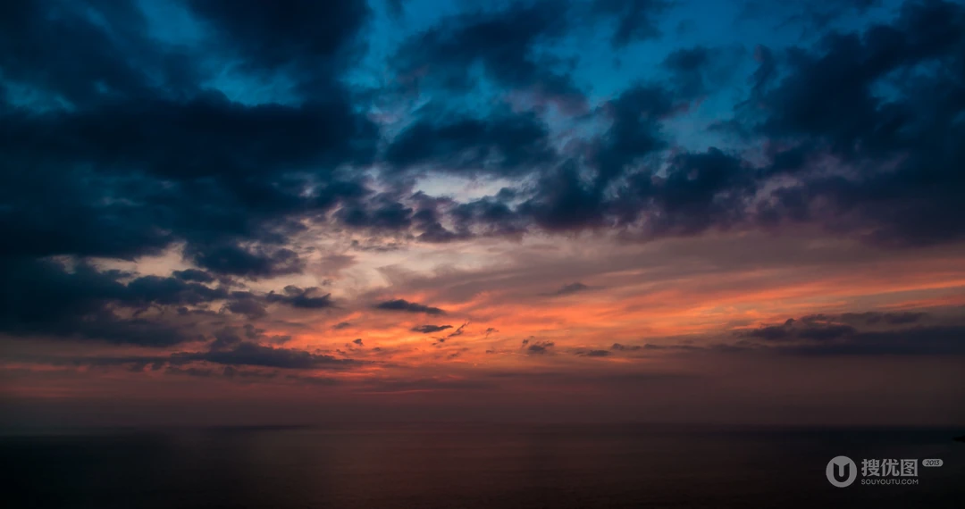 海上夕阳映彩霞，超唯美的海上彩霞高清桌面壁纸