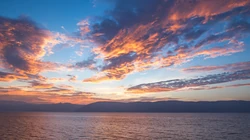 海上夕阳映彩霞，超唯美的海上彩霞高清桌面壁纸