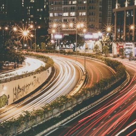 夜晚中灯火辉煌的城市道路唯美延时拍摄图片