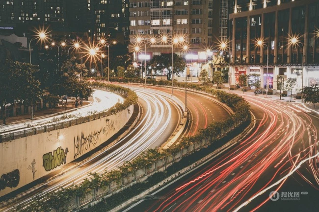 夜晚中灯火辉煌的城市道路唯美延时拍摄图片