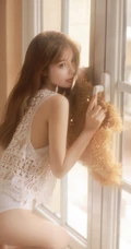 长发柔情浅粉女生沙发上秀白皙线条感纤细线条气质写真图片