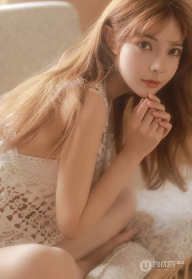长发柔情浅粉女生沙发上秀白皙线条感纤细线条气质写真图片