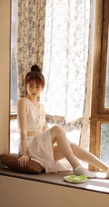 看起来不开心的丸子头漂亮女生白衣长裙清爽夏日写真图片