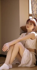 看起来不开心的丸子头漂亮女生白衣长裙清爽夏日写真图片