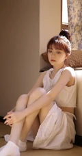 看起来不开心的丸子头漂亮女生白衣长裙清爽夏日写真图片