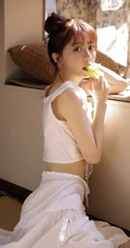 看起来不开心的丸子头漂亮女生白衣长裙清爽夏日写真图片