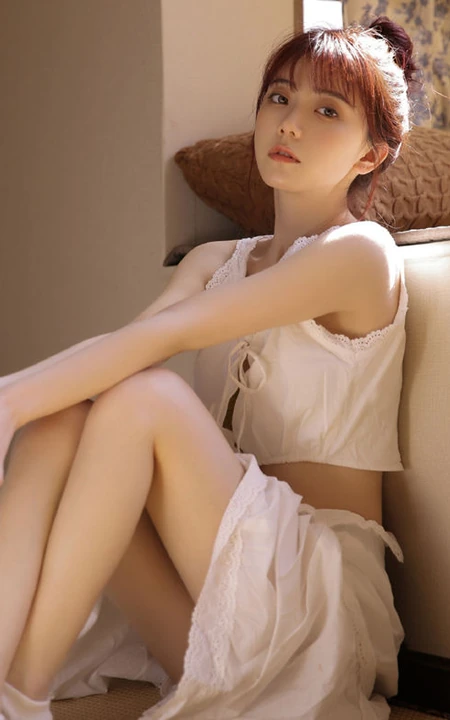 看起来不开心的丸子头漂亮女生白衣长裙清爽夏日写真图片