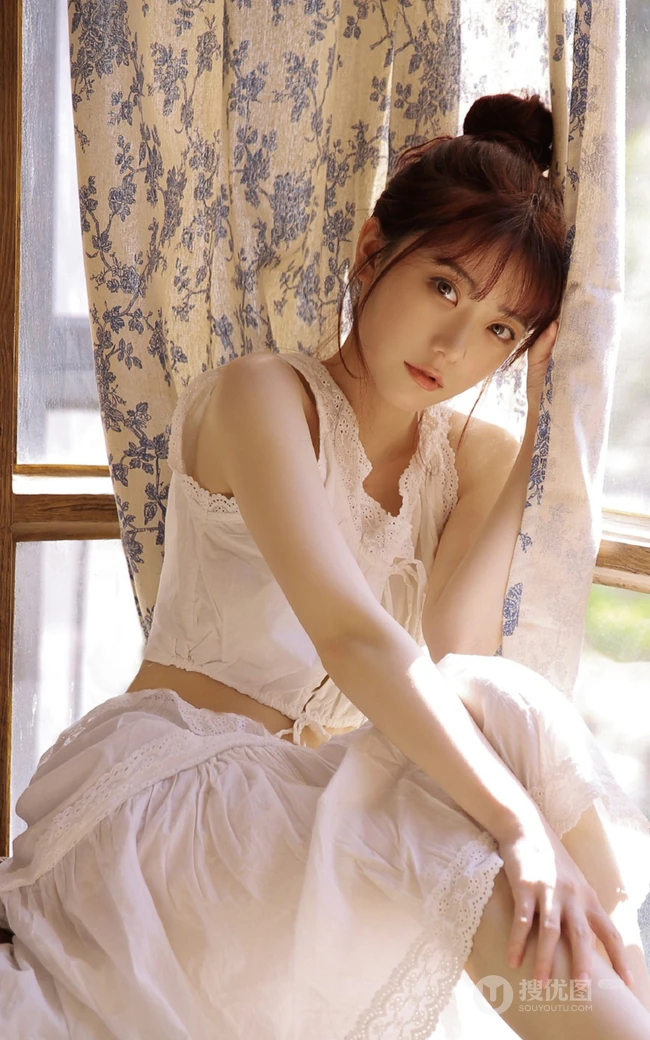 看起来不开心的丸子头漂亮女生白衣长裙清爽夏日写真图片