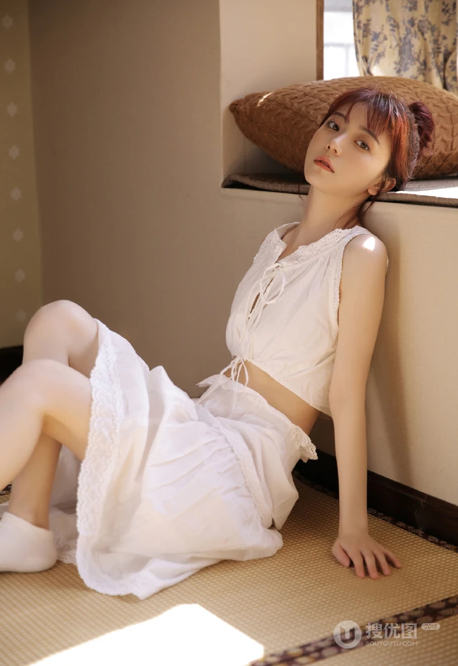 看起来不开心的丸子头漂亮女生白衣长裙清爽夏日写真图片