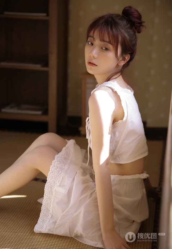 看起来不开心的丸子头漂亮女生白衣长裙清爽夏日写真图片