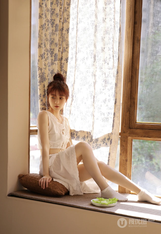 看起来不开心的丸子头漂亮女生白衣长裙清爽夏日写真图片